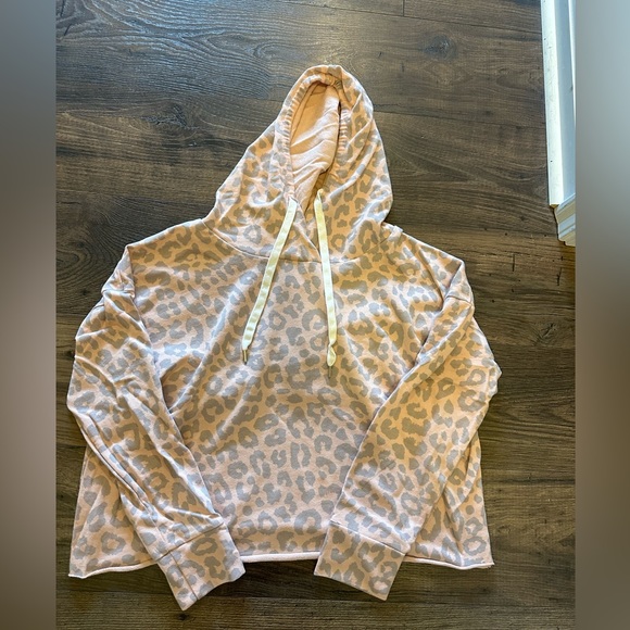 Evereve | Tops | Cheetah Print Hoodie | Poshmark